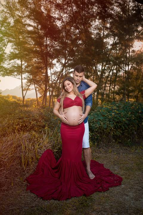 Fotos de grávida com o marido em ensaio externo fotográfico'