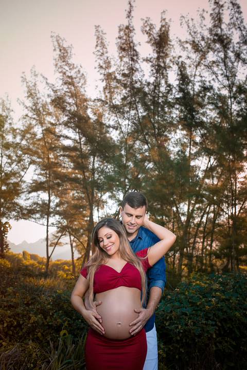 Ensaio externo gestacional junto com esposo'