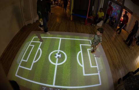 Piso interativo em festa infantil no espaço quebra nozes casa de festas-RJ'