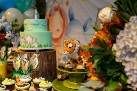 Bolo com apliques de papel arroz em mesa temática Safari em espaço quebra nozes em Copacabana-RJ'