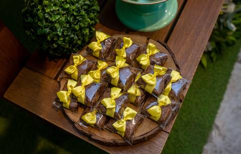 Detalhes brownies na mesa rústica em decoração  Safari na casa de festas espaço quebra-nozes '