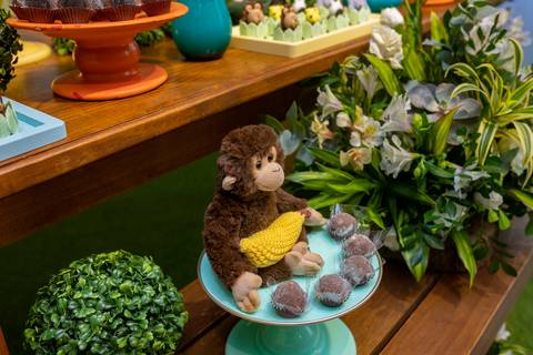 detalhe macaquinho segurando banana feita de crochê em decoração Safari em Casa de festas espaço quebra nozes/RJ'