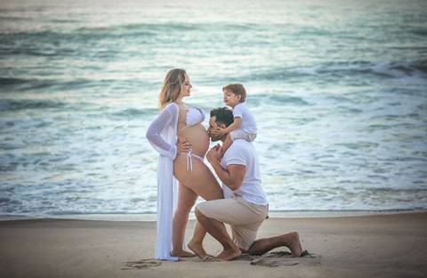 esposo beijando a barriga da gestante em ensaio fotográfico externo em prainha RJ'