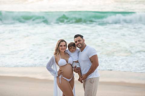 Ensaio externo de gestante junto com esposo e filho-prainha RJ'