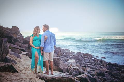 ensaio de gestante ao fundo pedras e mar em prainha/RJ'