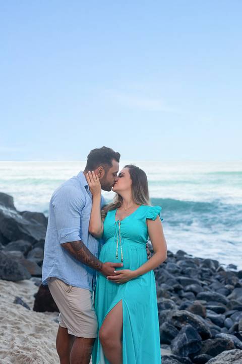 ensaio gestacional junto com esposo em beijo romântico na prainha/rj'