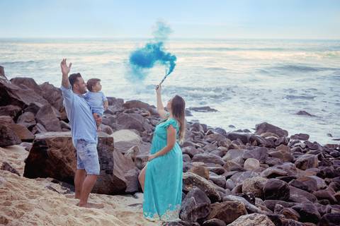 fumaça azul no ensaio de gestante a espera de Davi em prainha RJ'