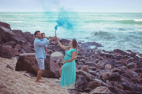 Ensaio de estante em praia usando fumacinha azul em prainha/RJ'