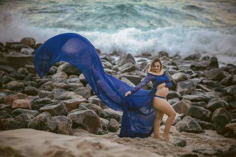 ensaio externo de gestante em praia no RJ-prainha'