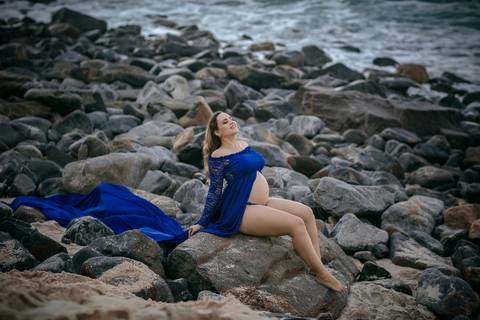 gestante posando em cima das pedras em seu ensaio fotográfica na prainha-RJ'