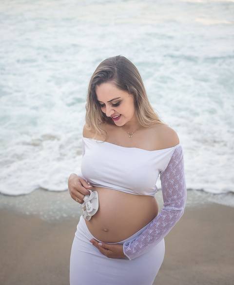 gestante posando em seu ensaio fotográfico em praia do RJ'
