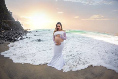 gestante posando em praia ao fundo mar em book fotográfico-prainha-RJ'