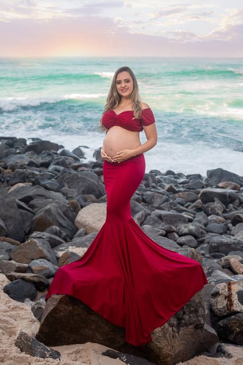 Gestante sereiando em ensaio fotográfico na praia/RJ'
