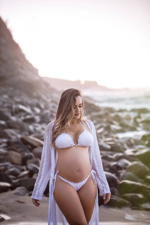 ensaio de gestante externo ao fundo e pedras em prainha/RJ'