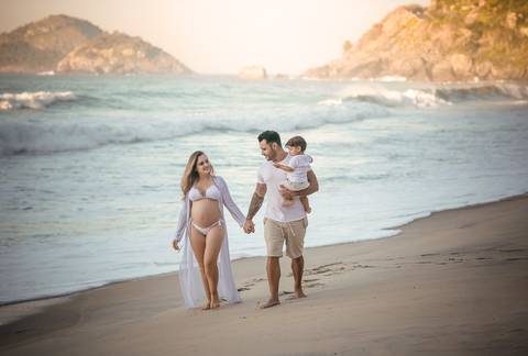ensaio de gestante com família em praia de grumari-RJ'