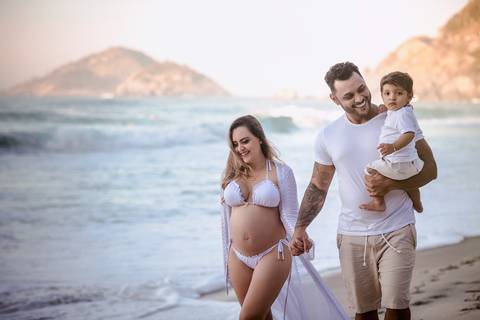 Caminhando em ensaio fotográfico com seu primogênito em prainha/RJ'