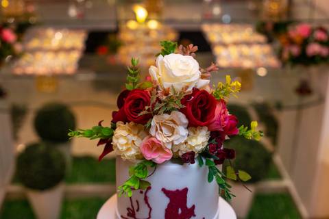 topo bolo  de casamento com flores em festa casamento-casa paris-padre miguel'
