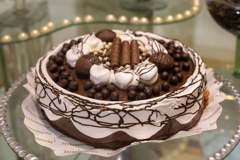 sobremesa em mesa decorada em casa de festa paris-padre miguel'