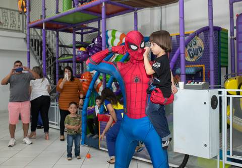 personagem vivo homem aranha em casa de festas kids club-bangu'