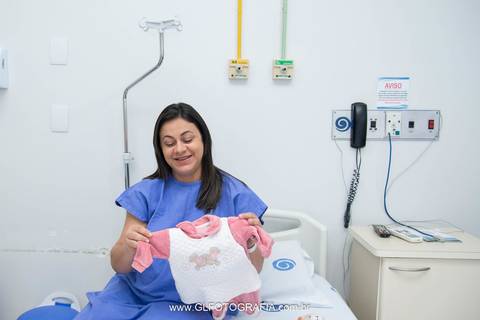 fotografia-de-nascimentos-parto-porto-velho-pvh-ro-hospital-9-de-julho-fotografa-greyce-lene-2019 mamae preparando a primeira roupinha'