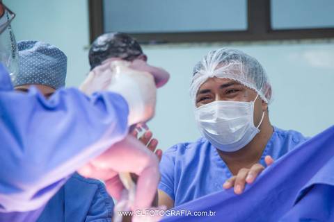 fotografia-de-nascimentos-parto-porto-velho-pvh-ro-hospital-9-de-julho-fotografa-greyce-lene-2019 cesariana olhar do pai emocionado'