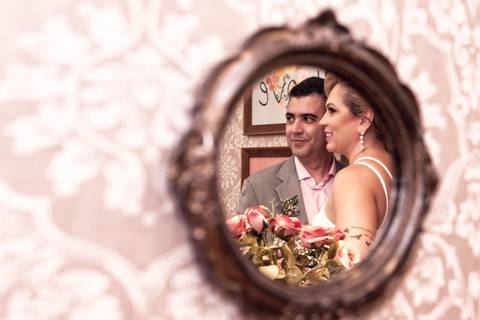 reflexo dos noivos em espelho no cartorio godoy casamento civil'