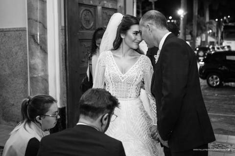 Noiva entrando com o pai na igreja '