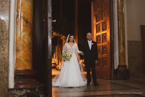 Noiva entrando na igreja Catedral de Nossa Senhora da Piedade - Lorena'