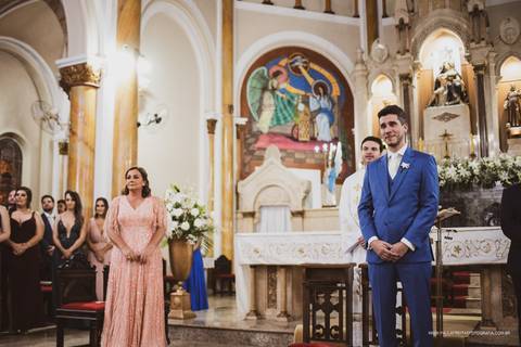 Noivo esperando a noiva na igreja'