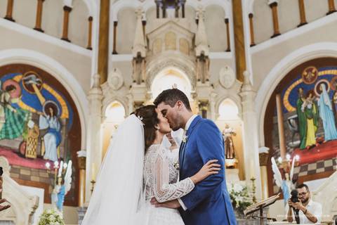 Beijo dos noivos no casamento '