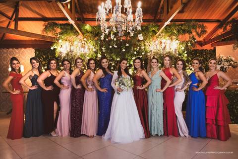 Madrinhas com vestidos coloridos'