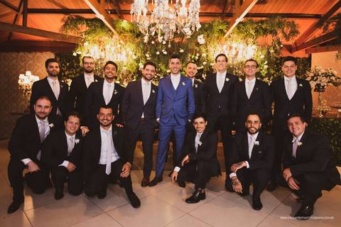 Noivo com os padrinhos '