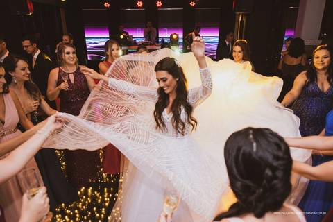Noiva dançando com vestido para cima '