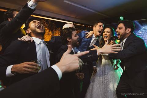 Noivos dançando na festa de casamento '