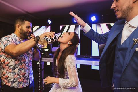 Noiva bebendo em festa de casamento'