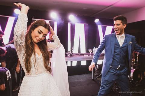Noivos dançando no palco da festa de casamento '