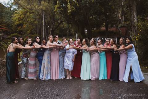 Brinde das madrinhas com a noiva no making off '