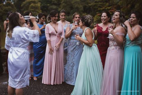 Madrinhas com vestidos coloridos no casamento'