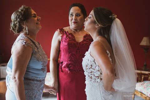 Mãe e sogra com a noiva '