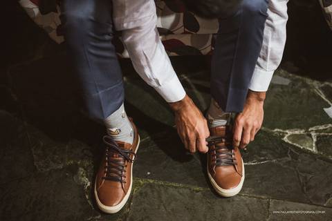 Noivo com meia no tema de cerveja e sapato marrom'