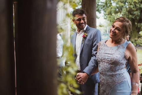 Emoção da mãe do noivo'