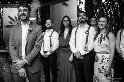 A Espera emocionante do noivo '