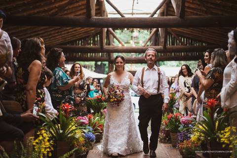 Noiva chegando no casamento'