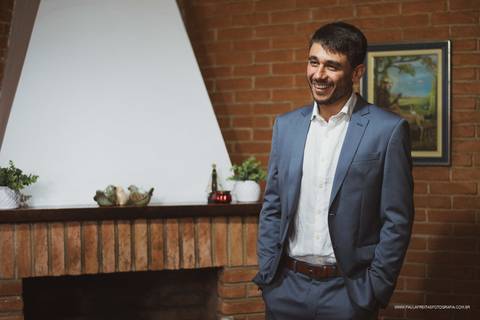 Noivo com terno azul chumbo e sem gravata'