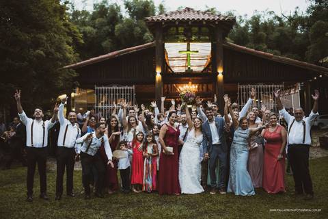 Madrinhas e padrinhos após a cerimônia '