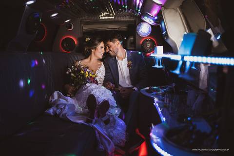 Noivos na limousine '