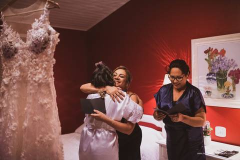 Noiva com a mãe e sogra, momentos antes do casamento'
