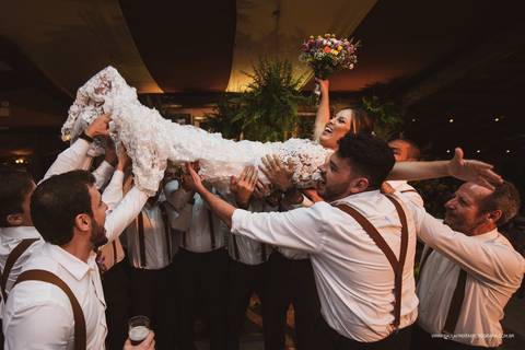 Padrinhos com a noiva '