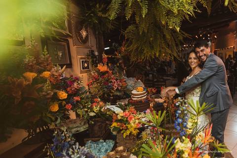 Mesa do bolo com os noivos '