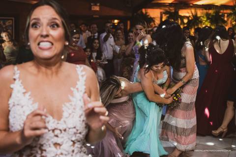 Noiva jogando o buquê'